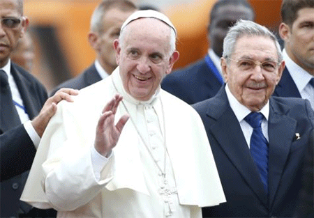 El Papa Francisco con el gobernante cubano Raúl Castro El Papa se reúne en La Habana con los hermanos Castro por separado
